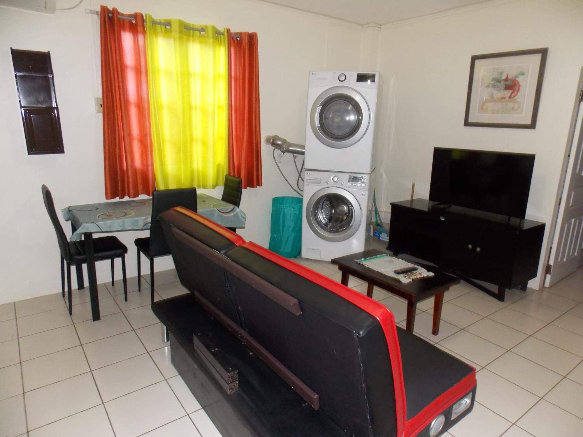 Stewart Apt- Trincity, Airport, Washer, Dryer, Office, Cable , Wifi Værelse billede